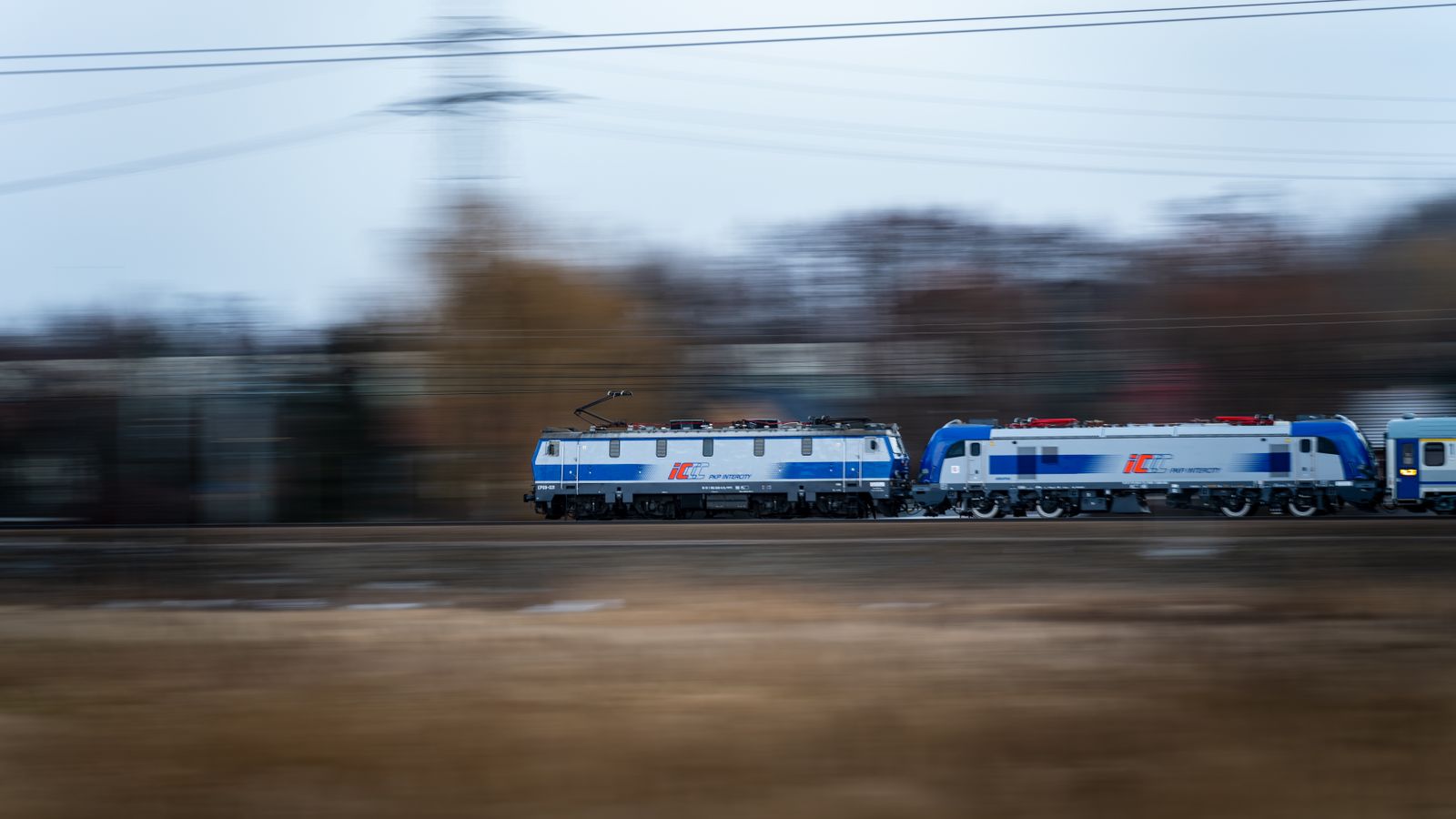 Treno ad alta velocità in movimento al tramonto