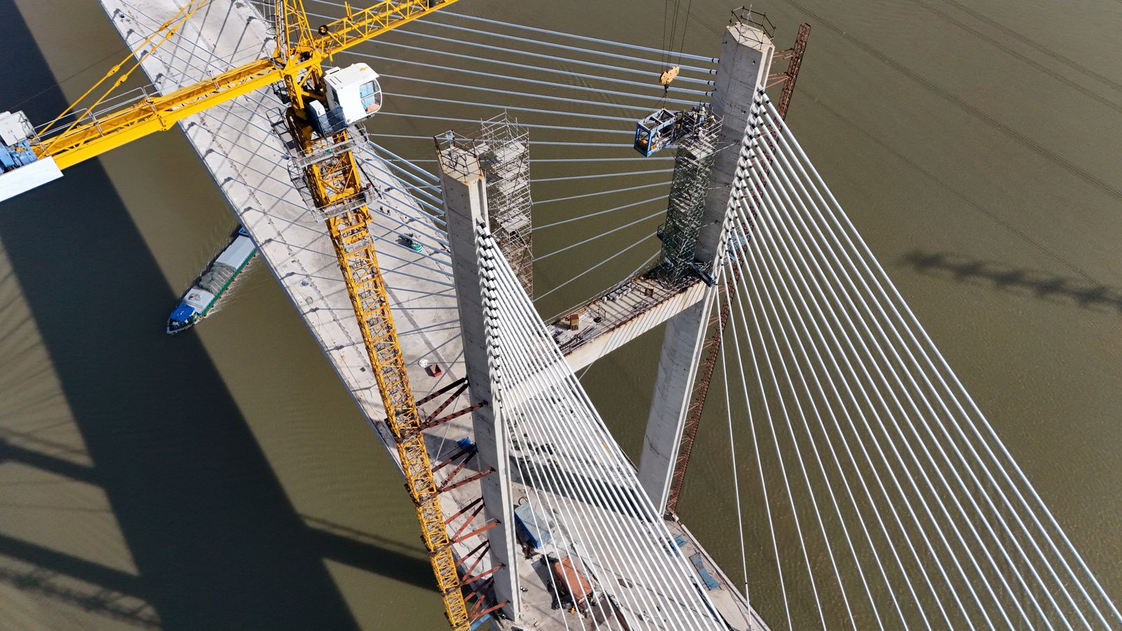 Vista aerea di un ponte in costruzione su un fiume