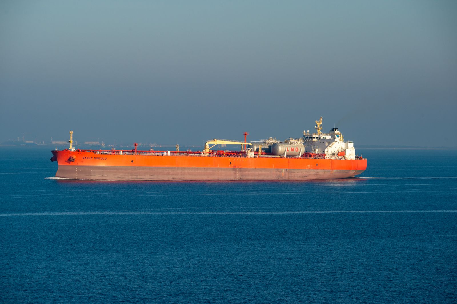 Nave cisterna in mare aperto