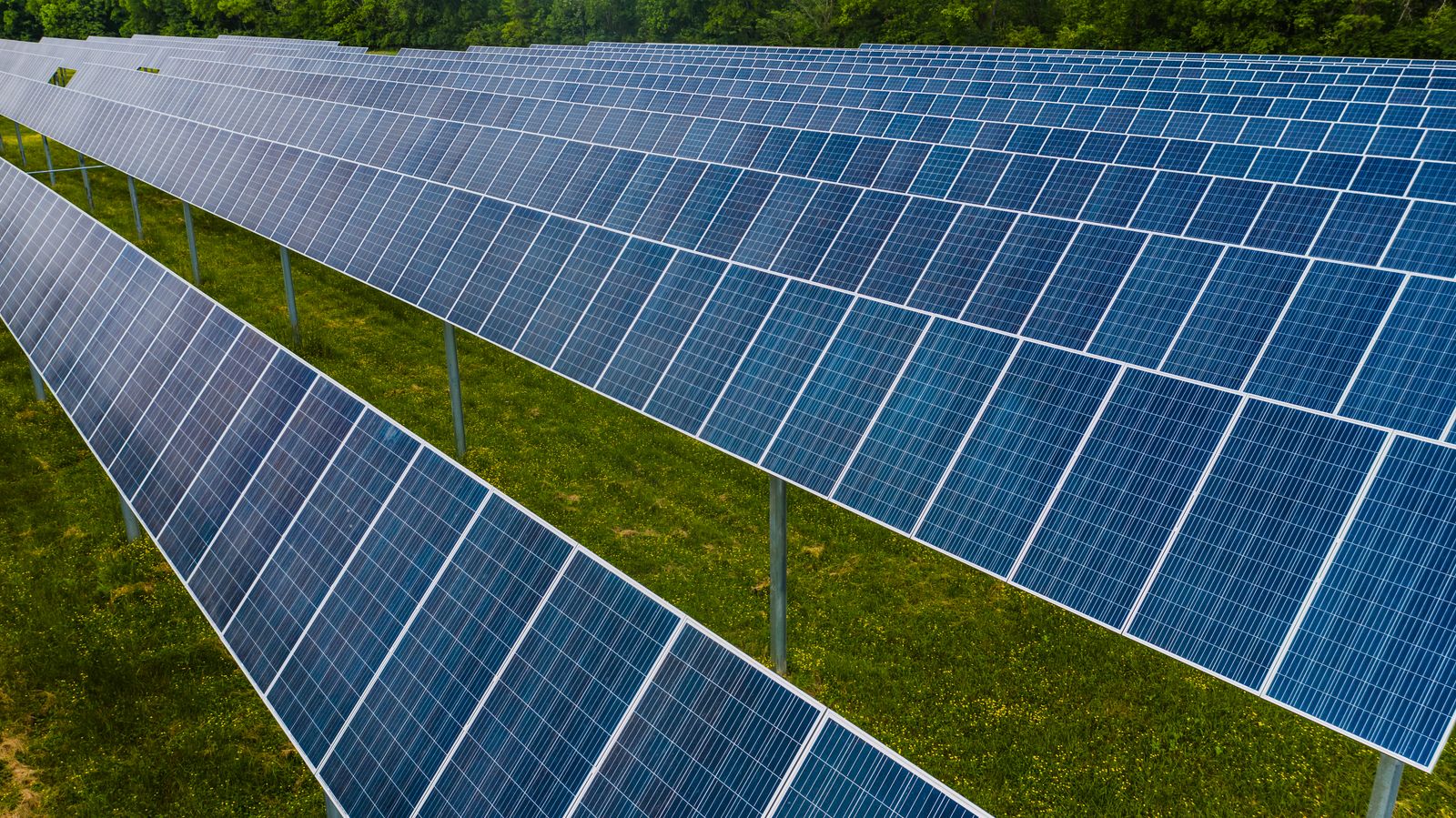 Impianto fotovoltaico moderno in campagna