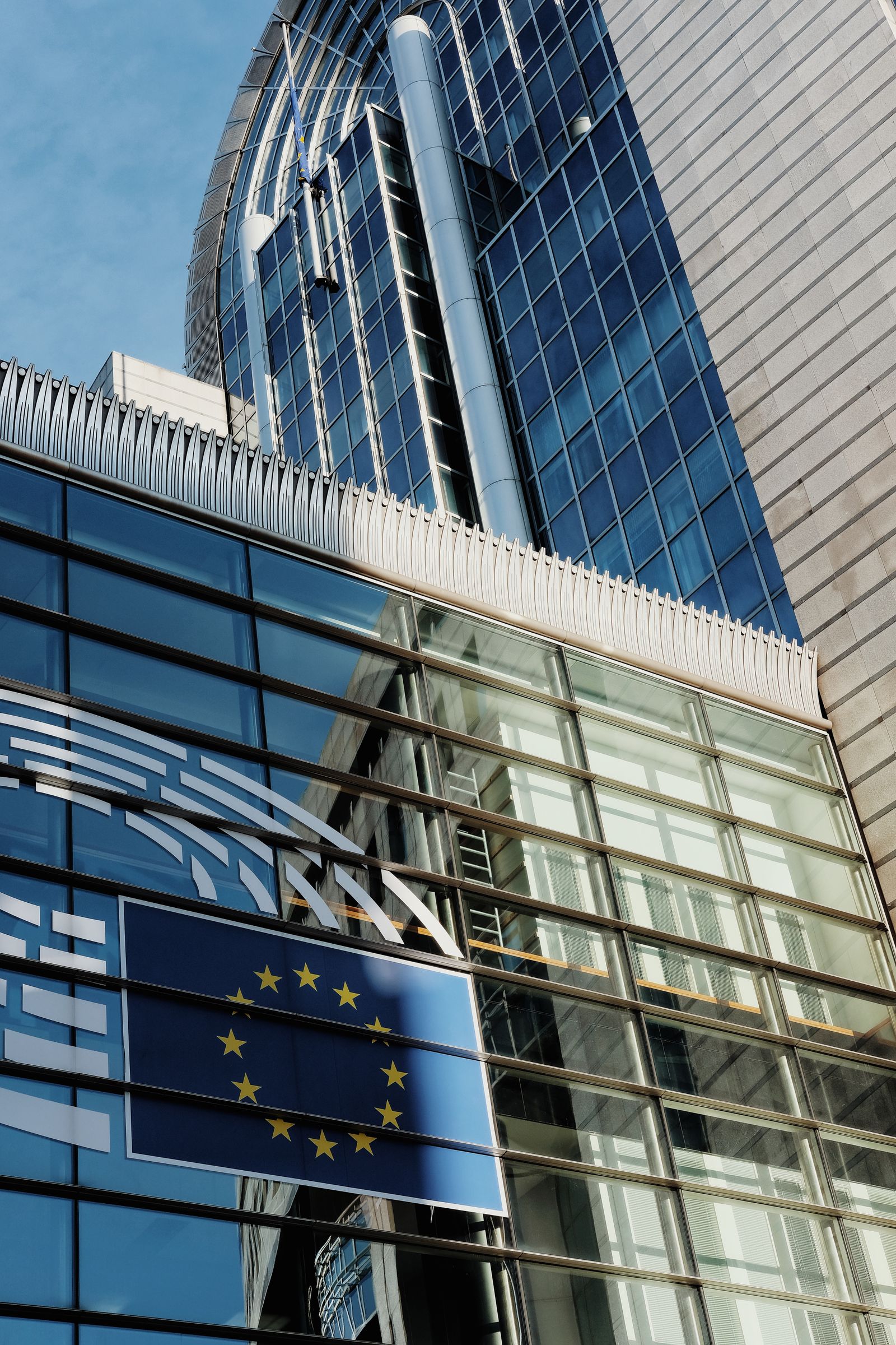 Edificio istituzionale con bandiera dell'Unione Europea