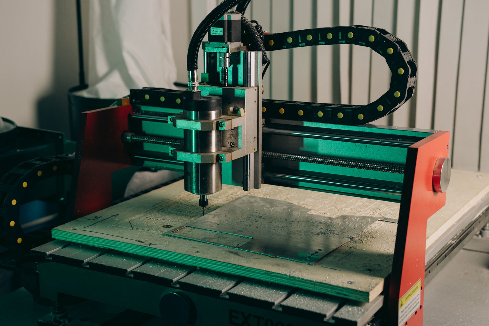 Automazione industriale, robot in un impianto produttivo